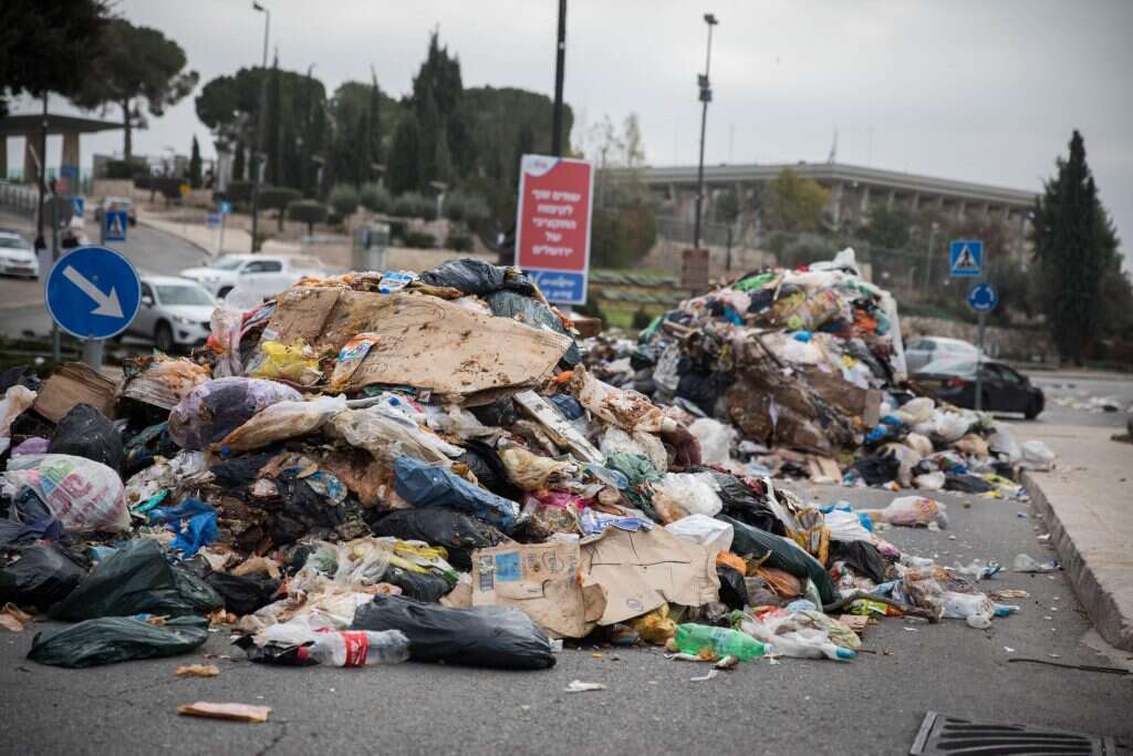 זבל בירושלים. | הדס פרוש, פלאש 90