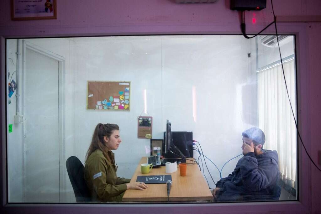 רב"ט רוני דיסקין בשיחה עם אחד הכלואים. | מרים אלסטר, פלאש 90