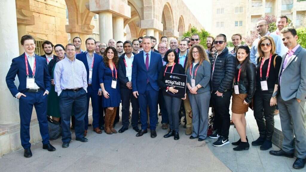 משתתפי הכנס עם ארדן. | רפי קוץ