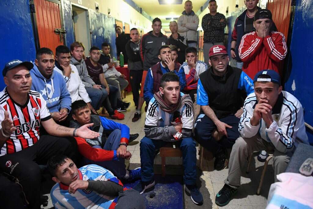 אסירים בבואנוס איירס צופים במשחק. | AFP