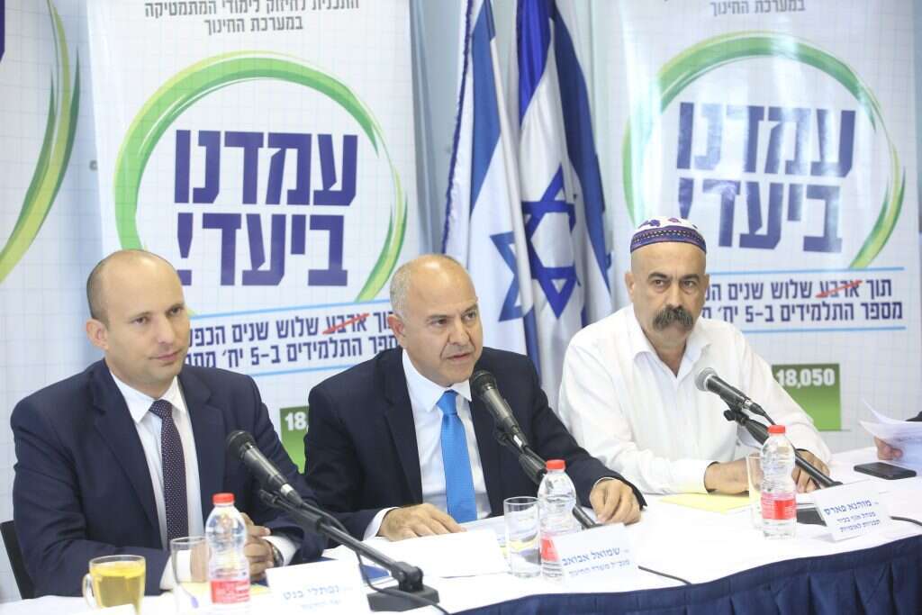 שר החינוך נפתלי בנט, מנכ"ל משרדו וראש התכנית לקידום המתמטיקה. | יהושע יוסף