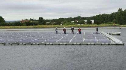 מתקן סולארי על אגם באנגליה. | אייל בהרב מתקן סולארי על אגם באנגליה. | אייל בהרב
