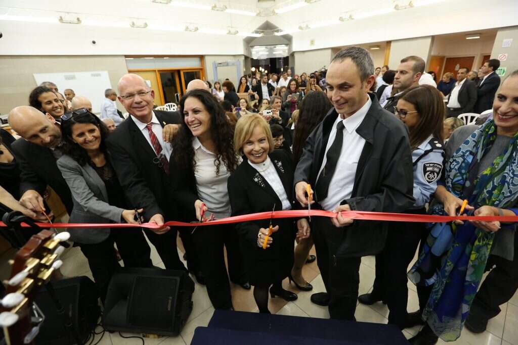 פתיחת בית המשפט הקהילתי ברמלה. | יוסי זמיר- הרשות השופטת