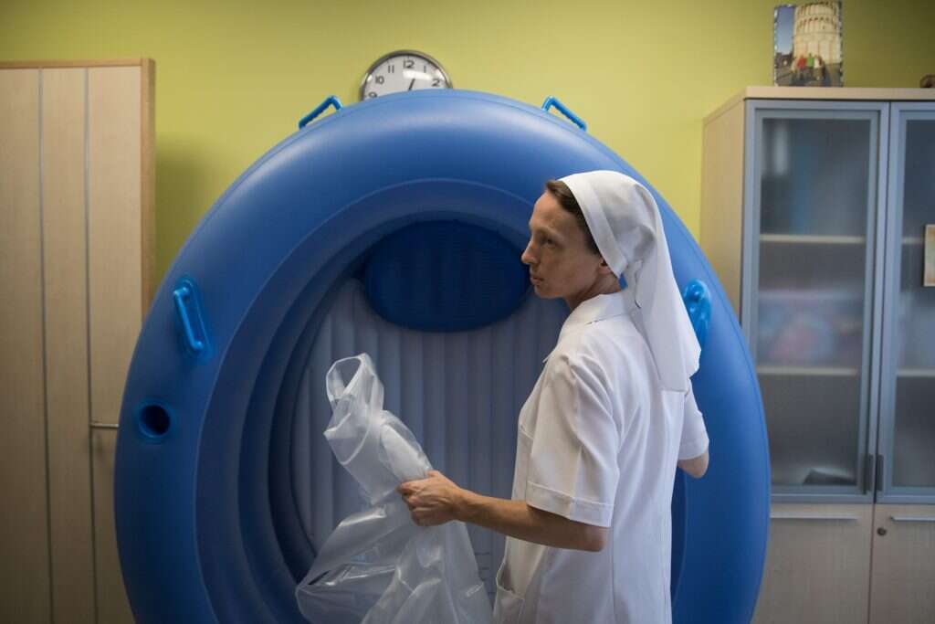 סיסטר ולנטינה עם הבריכה ללידת מים. | הדס פרוש, פלאש 90 סיסטר ולנטינה עם הבריכה ללידת מים. | הדס פרוש, פלאש 90