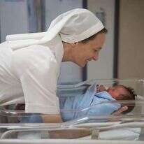 סיסטר ולנטינה בפעולה. | הדס פרוש, פלאש 90