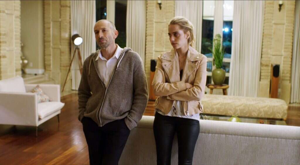 להיות איתה. | מסך