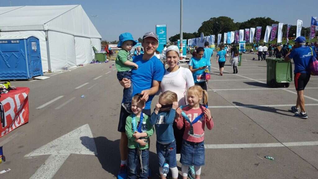 דויטש עם בעלה וילדיה במרתון תל־אביב. | מתוך האינסטגרם @marathonmother