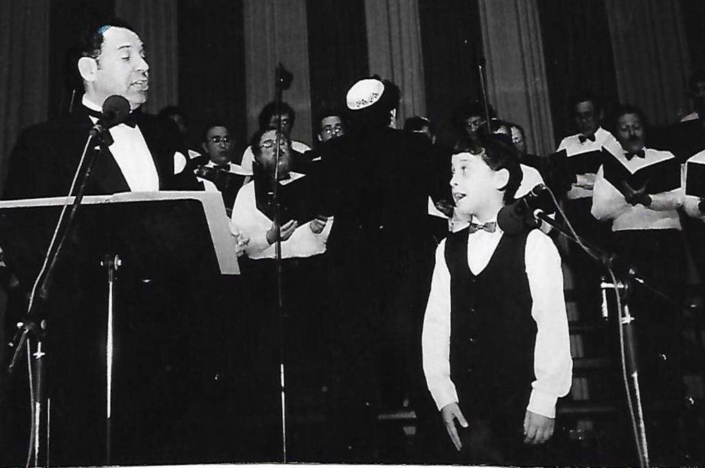 הרשטיק מחזן בילדותו עם אביו. | מהאלבום המשפחתי הרשטיק מחזן בילדותו עם אביו. | מהאלבום המשפחתי