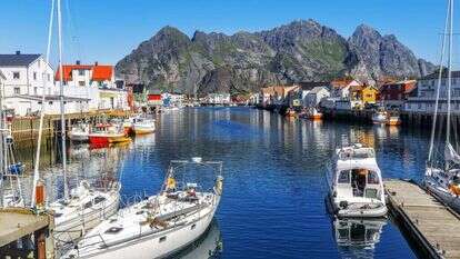 כפר הדייגים הנינגסוואר, הממוקם בקבוצת איים קטנה בחוף הדרומי של נורבגיה. | שאטרסטוק