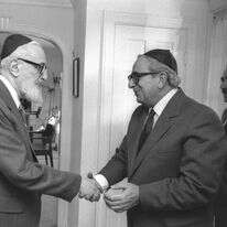 הרב יוסף דב סולובייצ'יק בפגישה עם נשיא המדינה יצחק נבון בביתו בבוסטון, 1983. | יעקב סער, לע"מ