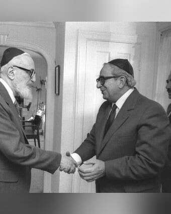 הרב יוסף דב סולובייצ'יק בפגישה עם נשיא המדינה יצחק נבון בביתו בבוסטון, 1983. | יעקב סער, לע"מ