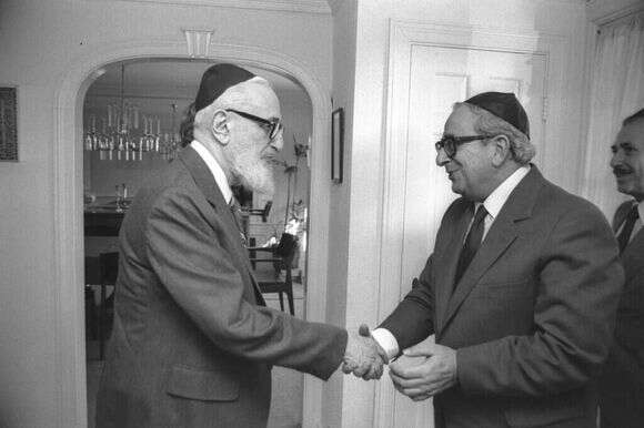 הרב יוסף דב סולובייצ'יק בפגישה עם נשיא המדינה יצחק נבון בביתו בבוסטון, 1983. | יעקב סער, לע"מ