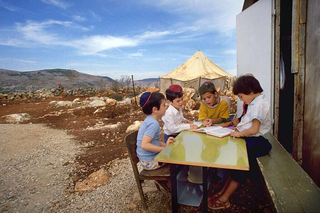 בחצר אלון מורה, 1979. | נינו הרמן בחצר אלון מורה, 1979. | נינו הרמן