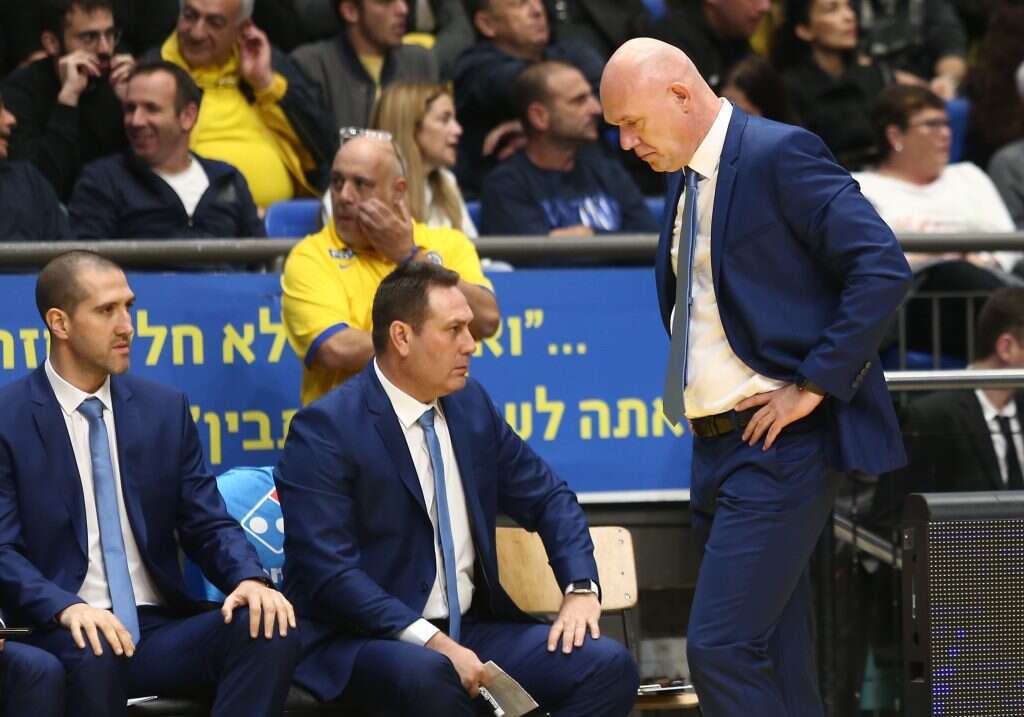 מימין: מאמן מכבי ת״א נבן ספאחיה ועוזריו גיא גודס וטל בורשטיין. | דני מרון