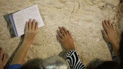 תפילות בכותל. | מרים צחי תפילות בכותל. | מרים צחי