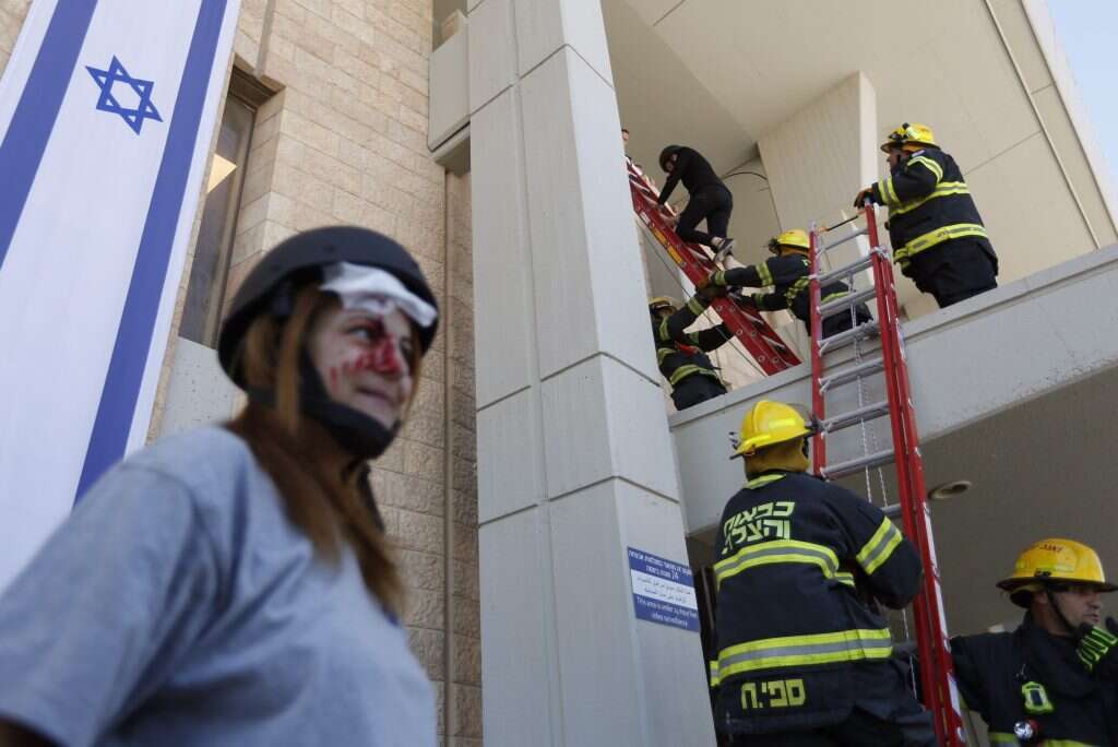 תרגול של תרחישי רעידת אדמה בכנסת. | דודי ועקנין תרגול של תרחישי רעידת אדמה בכנסת. | דודי ועקנין