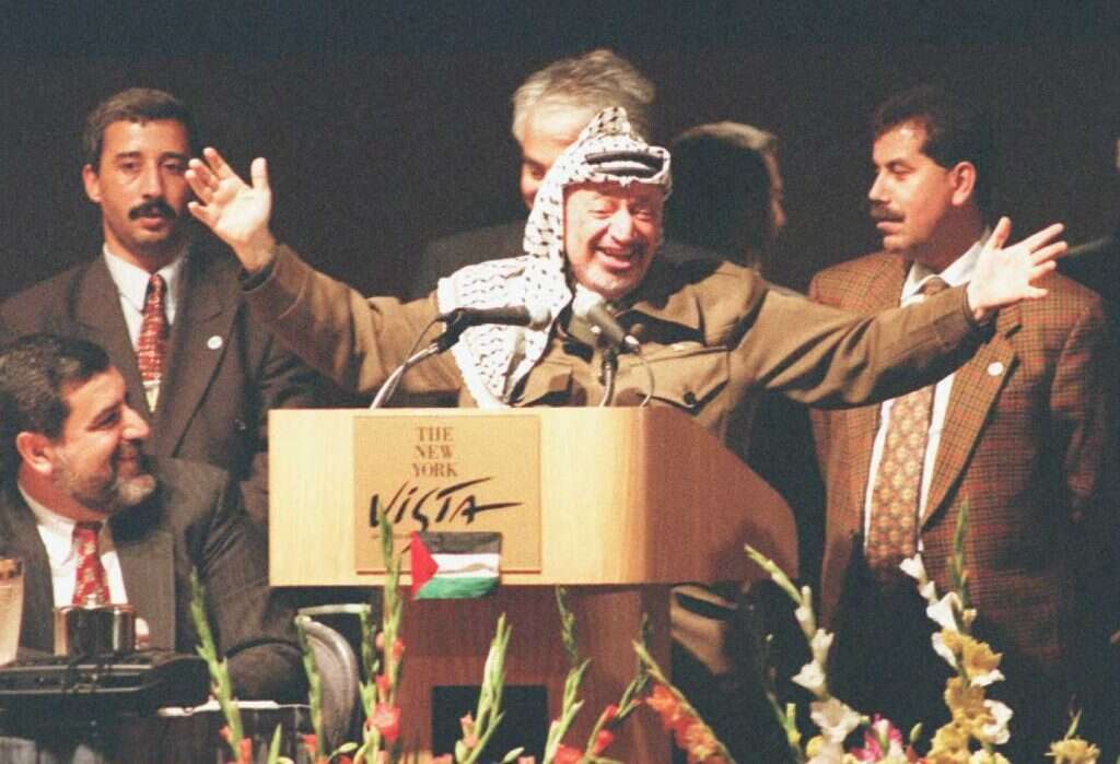 ערפאת נואם במרכז הסחר העולמי, אוקטובר 1995. | AFP