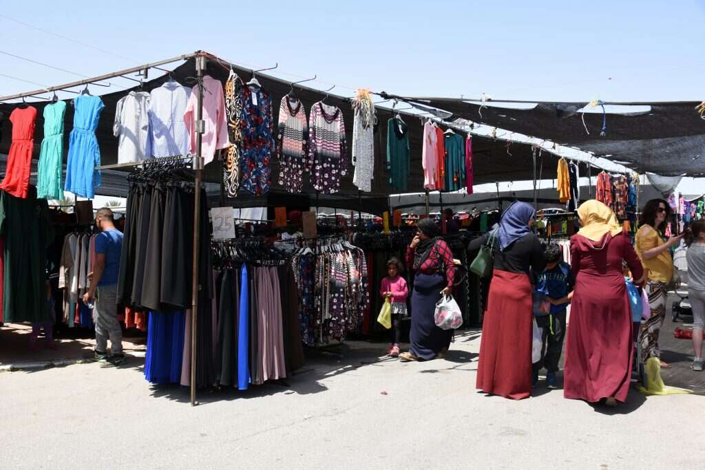 משפחות בשוק הבדואי בבאר שבע. | דודו גרינשפן