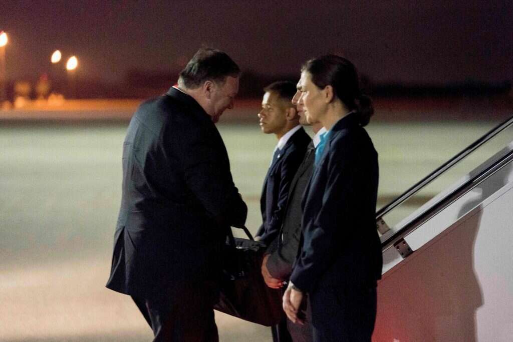 מייק פומפיאו עולה למטוס בדרכו לפיונגיאנג. | AFP