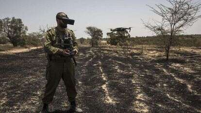 קצין מפעיל רחפן מסכל בעוטף עזה
