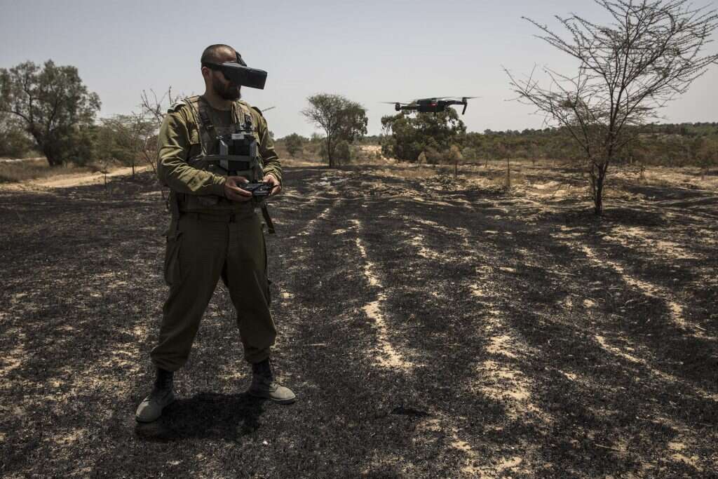 קצין מפעיל רחפן מסכל בעוטף עזה