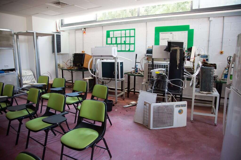 כיתות הלימוד בבית הספר "תורה ומלאכה". | אריק סולטן כיתות הלימוד בבית הספר "תורה ומלאכה". | אריק סולטן