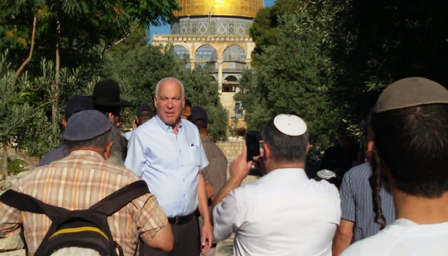 לאחר שראש הממשלה הנחה לחדש את עליית חברי הכנסת בהר הבית, הגיע השר אורי אריאל לביקור במתחם הקדוש. | אליסף אופן לאחר שראש הממשלה הנחה לחדש את עליית חברי הכנסת בהר הבית, הגיע השר אורי אריאל לביקור במתחם הקדוש. | אליסף אופן