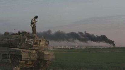 חייל מתפלל על טנק
במהלך מבצע עופרת יצוקה. | מרים צחי