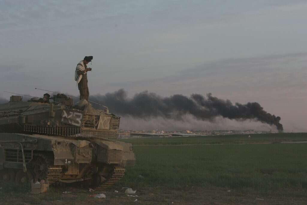 חייל מתפלל על טנק
במהלך מבצע עופרת יצוקה. | מרים צחי
