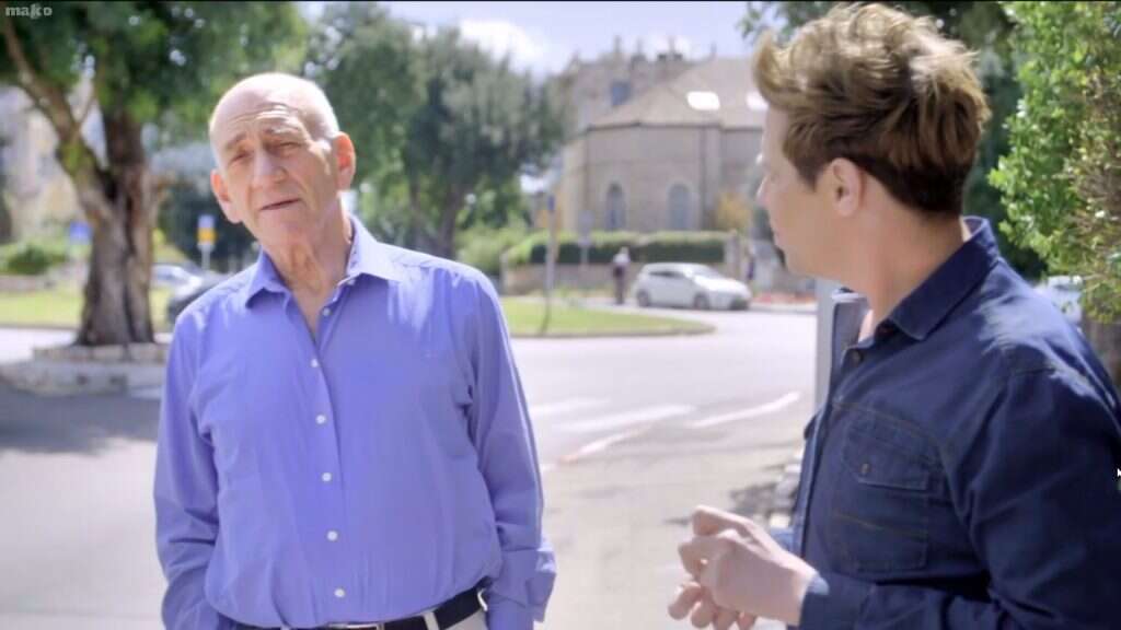 גיל ריבה מראיין את אהוד אולמרט. | מסך