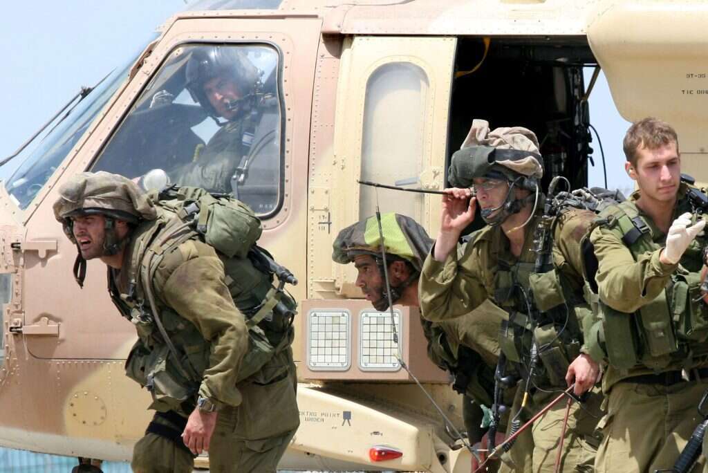 פינוי פצועים במלחמת לבנון השניה. | פלאש 90 פינוי פצועים במלחמת לבנון השניה. | פלאש 90