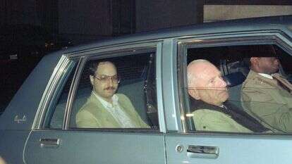 ג'ונתן פולארד בדרך מבית המשפט לכלא, 1985. | גטי אימג'ס ג'ונתן פולארד בדרך מבית המשפט לכלא, 1985. | גטי אימג'ס