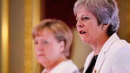 תרזה מיי ואנגלה מרקל. | AFP תרזה מיי ואנגלה מרקל. | AFP