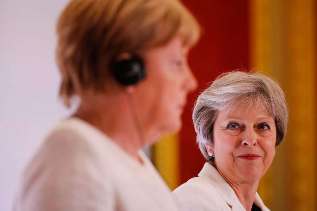 תרזה מיי ואנגלה מרקל. | AFP תרזה מיי ואנגלה מרקל. | AFP