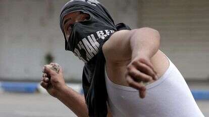 זריקת אבנים. | AFP