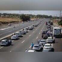 צפירת יום הזיכרון לשואה בכבישי ישראל. | אבישג שאר-ישוב