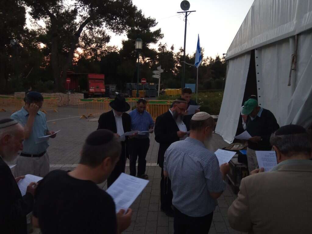 עולים לקברו כדי לבקש את סליחתו. האזכרה הדתית בהר הרצל, שבוע שעבר. | ישי פרידמן