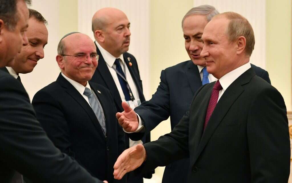 נתניהו מציג בפני פוטין את פמלייתו. | EPA נתניהו מציג בפני פוטין את פמלייתו. | EPA