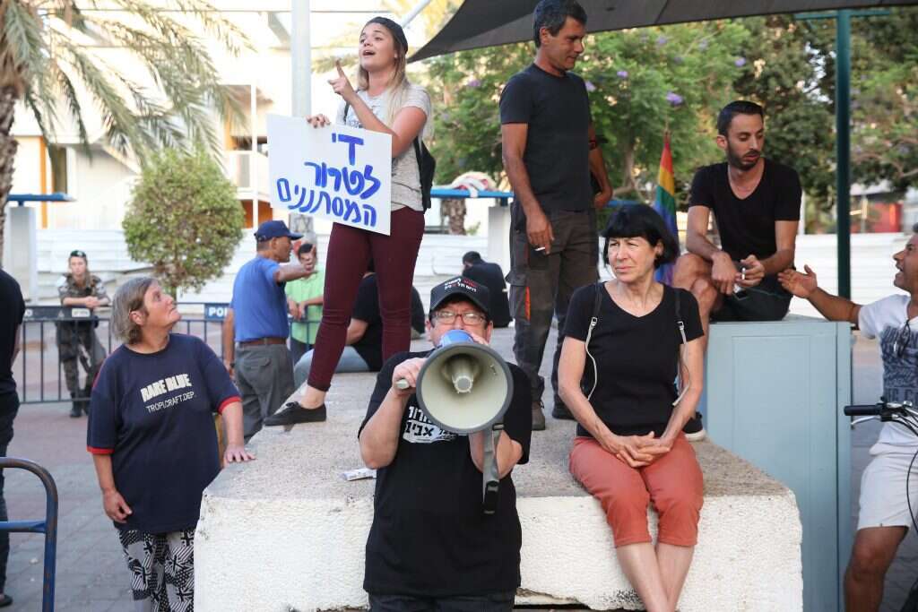 הפגנה נגד המסתננים. במרכז (עם המגפון) שפי פז. | יהושע יוסף