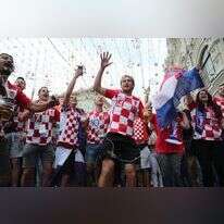 אוהדים קרואטים חוגגים ברחובות. | EPA