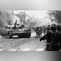 טנקים יגוסלביים עוזבים את זאגרב. | AP