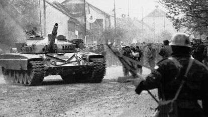 טנקים יגוסלביים עוזבים את זאגרב. | AP