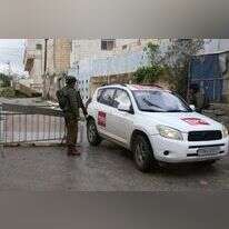 פעילים של ארגון השמאל TIPH עוברים מחסום צה"לי. | מירי צחי