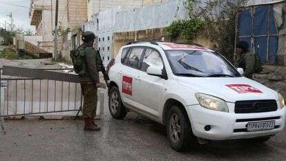 פעילים של ארגון השמאל TIPH עוברים מחסום צה"לי. | מירי צחי