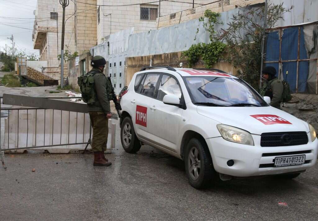 פעילים של ארגון השמאל TIPH עוברים מחסום צה"לי. | מירי צחי