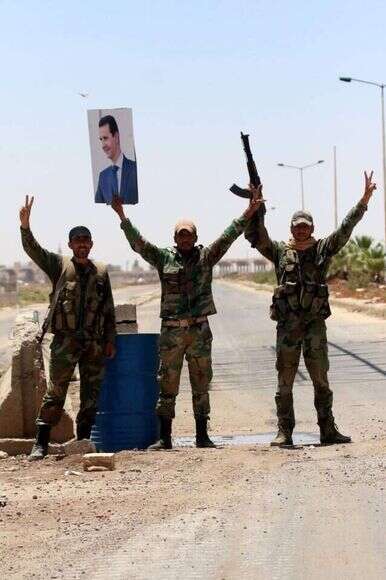 חיילי צבא סוריה חוגגים את הניצחון בדרעא. | EPA חיילי צבא סוריה חוגגים את הניצחון בדרעא. | EPA