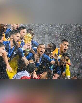 חגיגה צרפתית כפולה בפריז ובמוסקבה - חג הבסטיליה - יום העצמאות הרשמי של צרפת וזכייה שנייה בגביע העולם בכדורגל  . | AFP