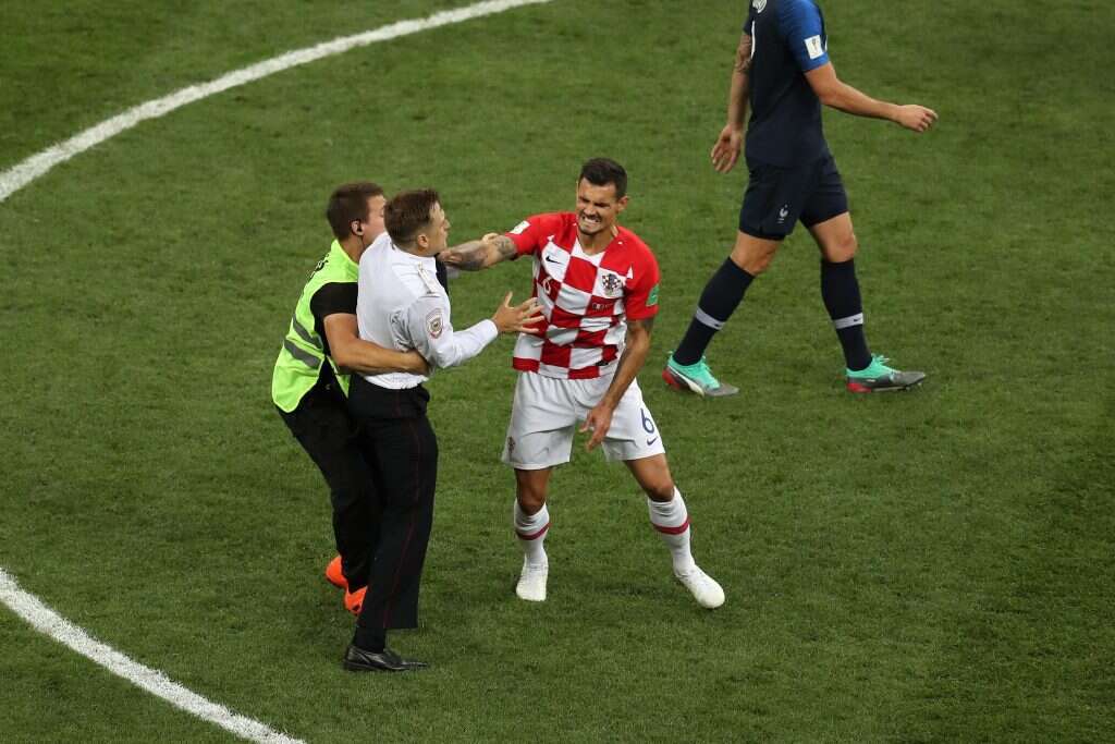 דיז'אן לוברן מקרואטיה הודף את הפורץ למגרש. | גטי אימג'ס דיז'אן לוברן מקרואטיה הודף את הפורץ למגרש. | גטי אימג'ס