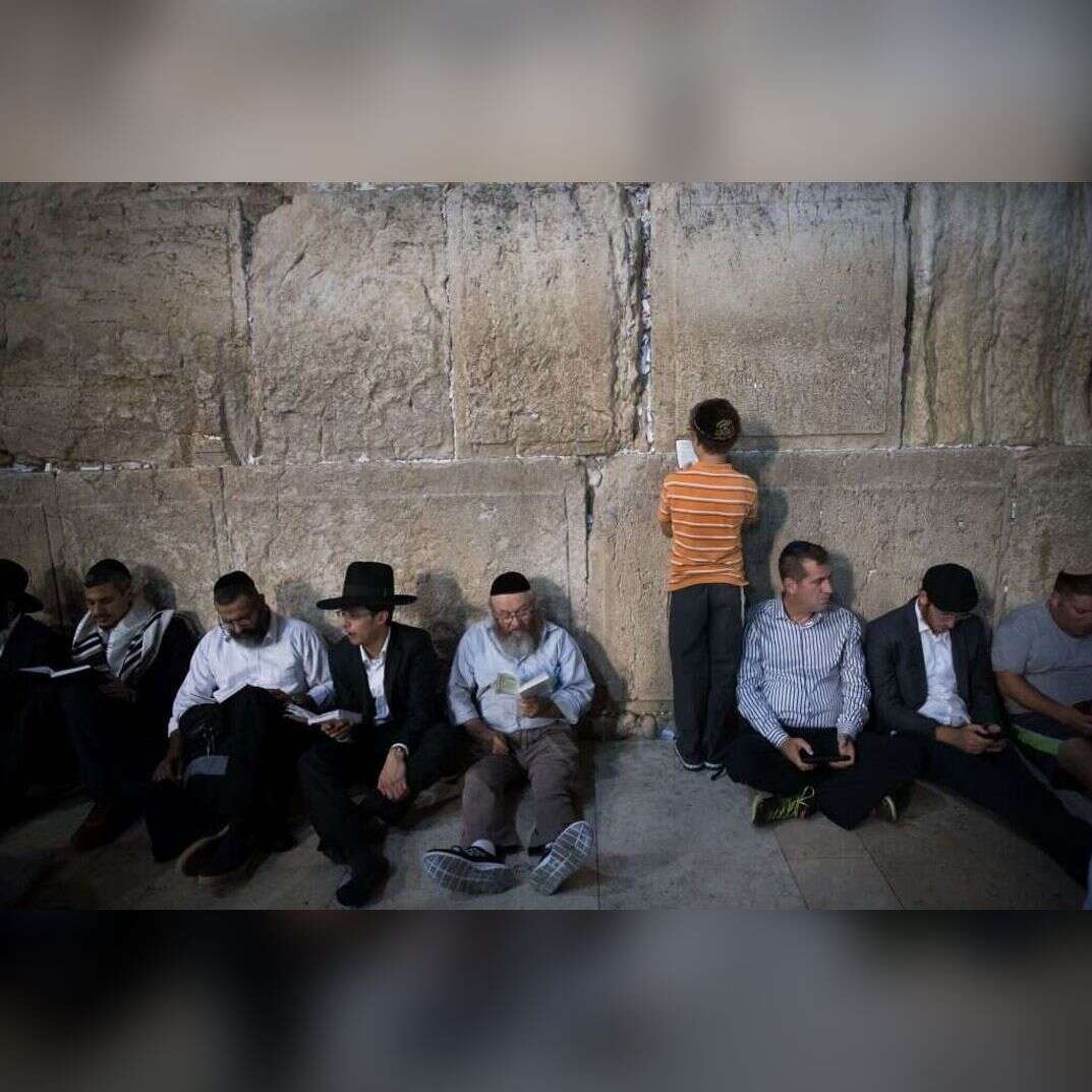 מתפללים בכותל בט' באב. | יונתן זינדל, פלאש90 מתפללים בכותל בט' באב. | יונתן זינדל, פלאש90