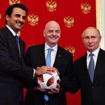 נשיא פיפ"א ג'יאני אינפנטינו (במרכז) עם אמיר קטאר תמים בן חמד אאל ת'אני (משמאל) ונשיא רוסיה, ולדימיר פוטין (מימין). | EPA